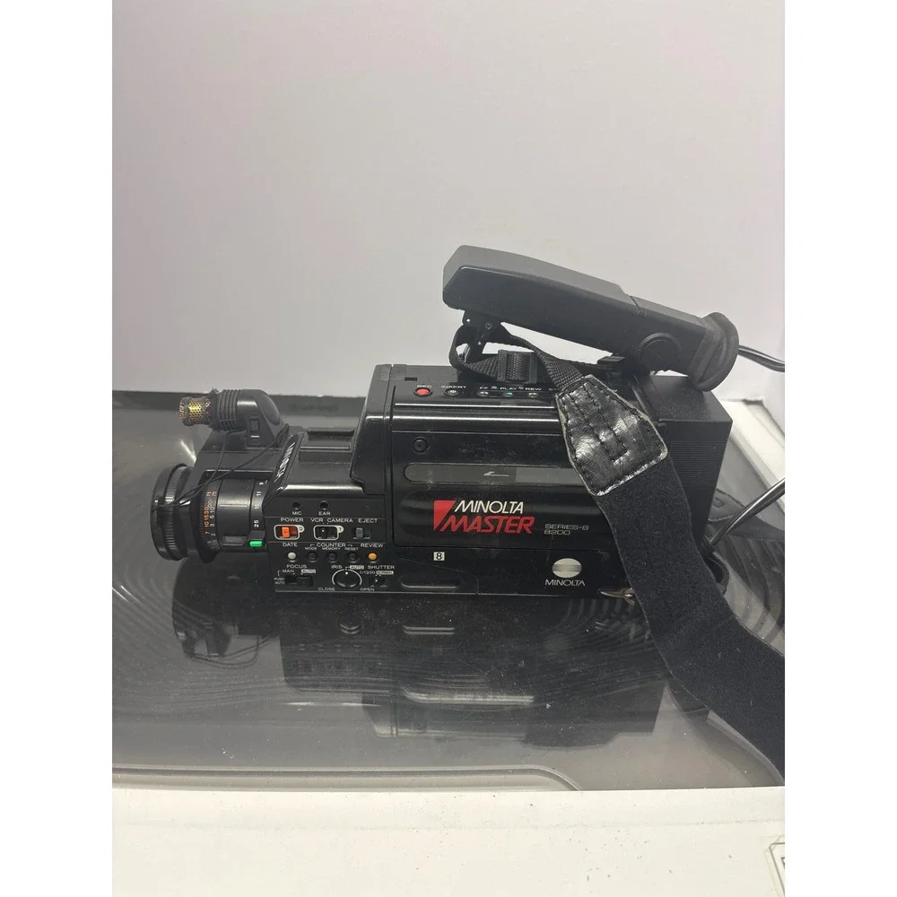 Minolta Master Series 8 8200 CCD Video Camcorder with Accessories untested
